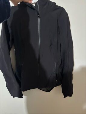 Lululemon M cross chill barley worn too small for me SIZE MEDIUM